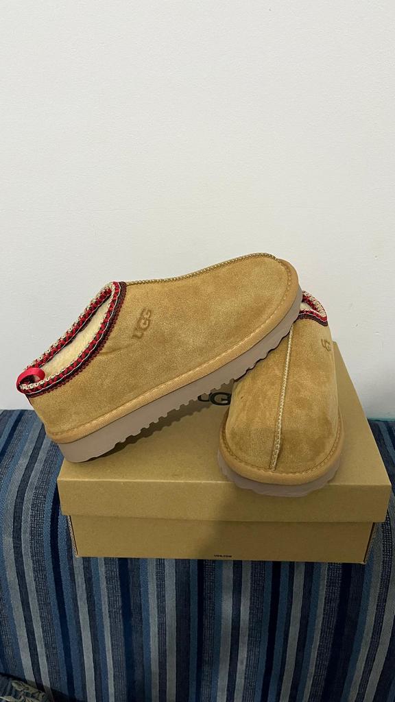 Ugg taille 38 37 36 nouvelle jamais porté, Neuf, Enlèvement ou Envoi, Brun, Pantoufles