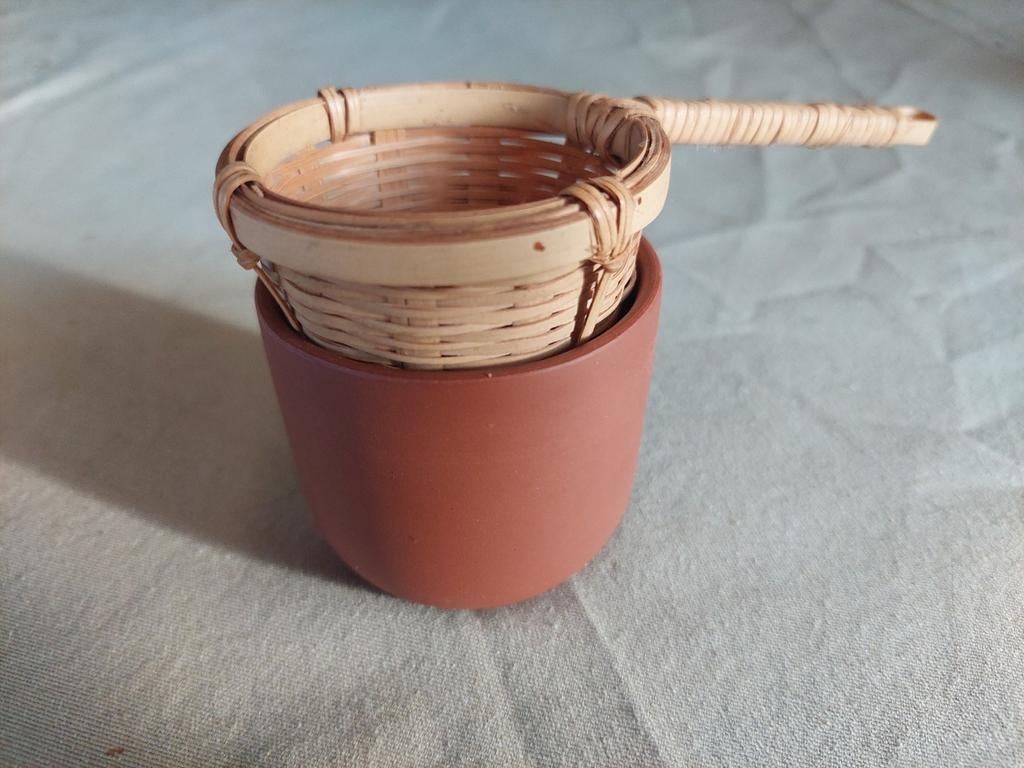 Lot  : passoire à thè + une tasse en terre cuite (Chine), Huis en Inrichting, Keuken | Potten en Pannen, Zo goed als nieuw, Ophalen of Verzenden