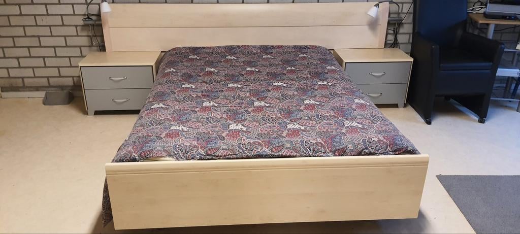 Bed met 2 nachtkastjes en verlichting excl matras, Huis en Inrichting, Ophalen, Zo goed als nieuw, Tweepersoons, Modern