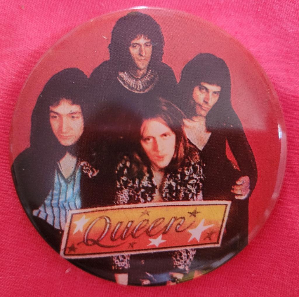 QUEEN, Badge vintage en bel état., Enlèvement ou Envoi, Comme neuf, Autres sujets/thèmes, Insigne ou Pin's