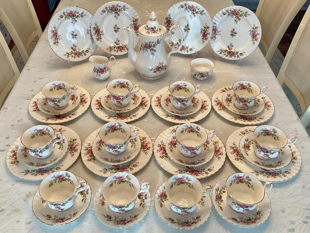 Royal Albert Moss Roses service /servies 39 pièces 12 person, Antiquités & Art, Antiquités | Services (vaisselle) complet, Enlèvement