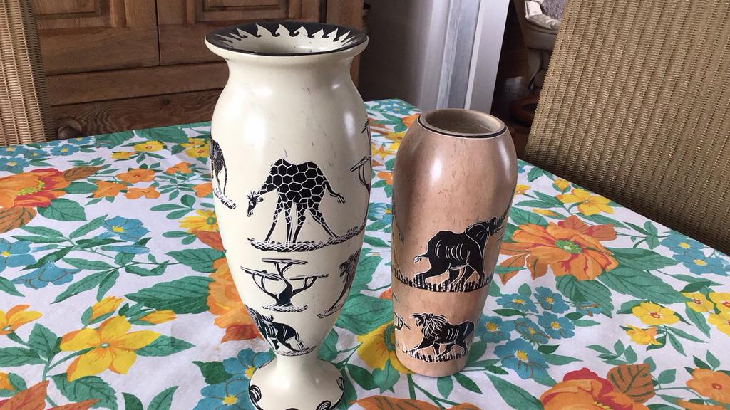 Vases africains de 27 et 22 cm h., Enlèvement, Comme neuf
