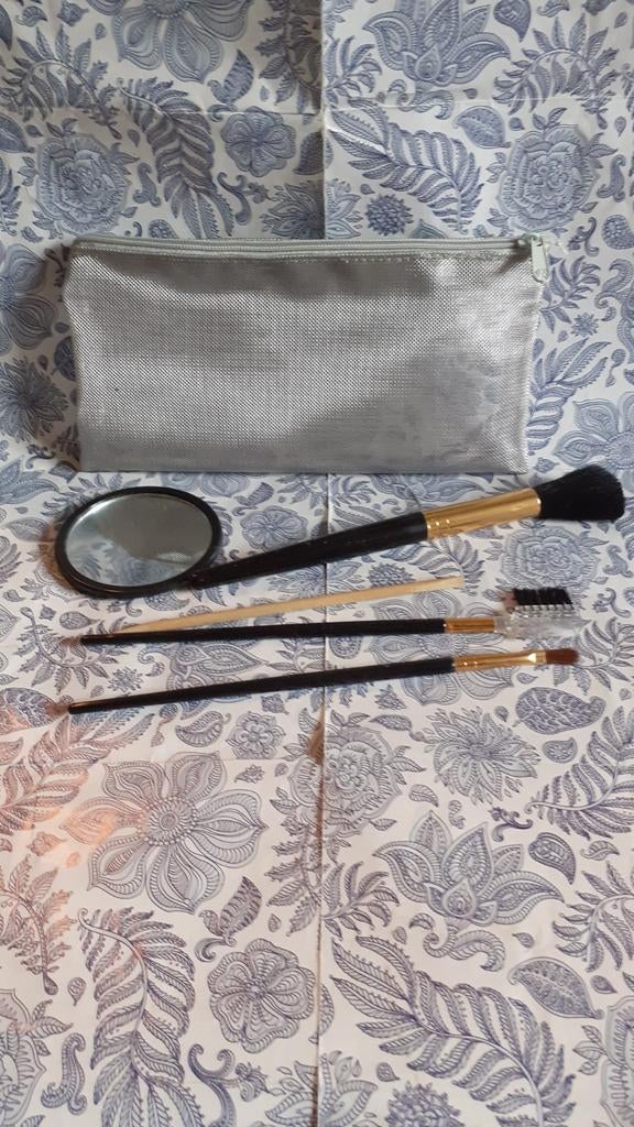 trousse avec accessoires maquillage  beauté, Enlèvement ou Envoi, Neuf, Tout le visage, Maquillage