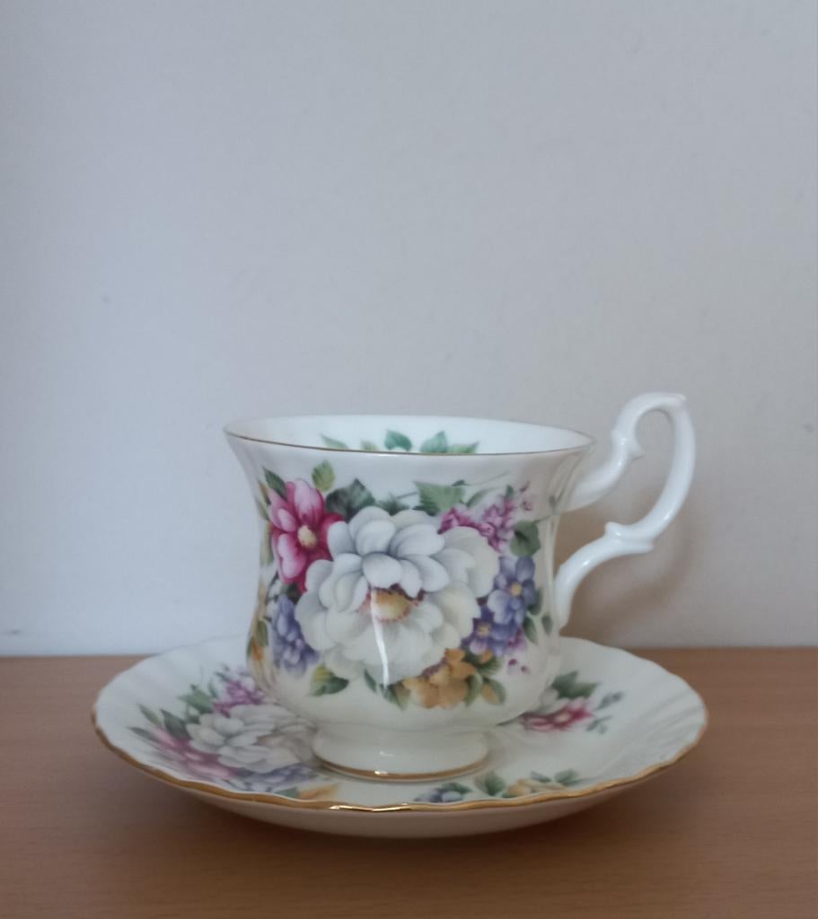 Royal Albert Summertime series - Sherborne kop en schotel, Verzamelen, Ophalen of Verzenden, Zo goed als nieuw, Porselein, Kop en/of schotel