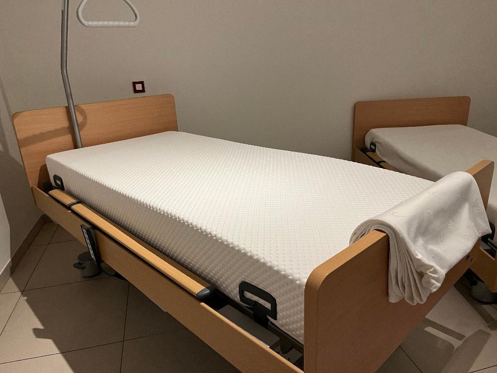 Stiegelmeyer Venta Elektrisch Thuiszorg-bed - NIEUW !, Diversen, Verpleegmiddelen, Zo goed als nieuw, Ophalen