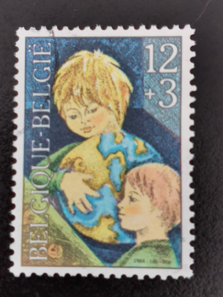 Belgie 1984 - kinderen met wereldbol - toeslagzegel, Ophalen of Verzenden, Gestempeld, Kinderen