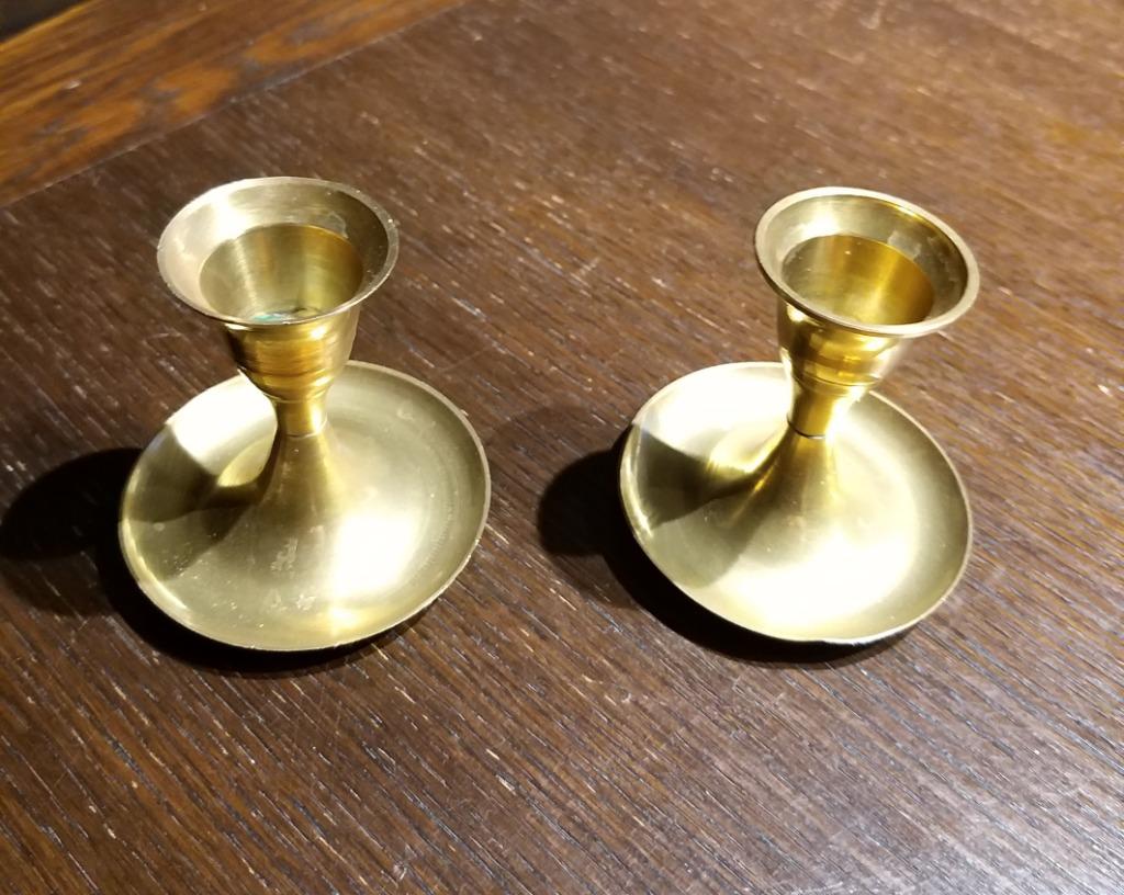 2 kleine kandelaars, Ophalen