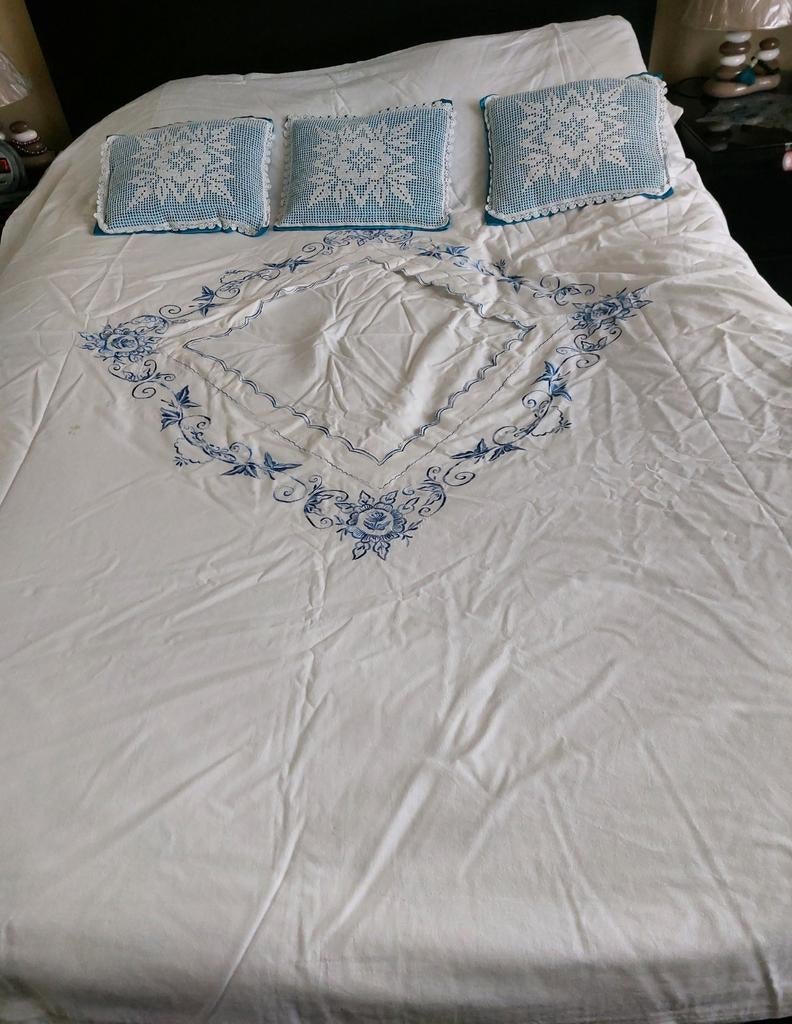 Housse de couette brodé à la main Plus trois coussin décora, Enlèvement, Comme neuf, Housse de couette