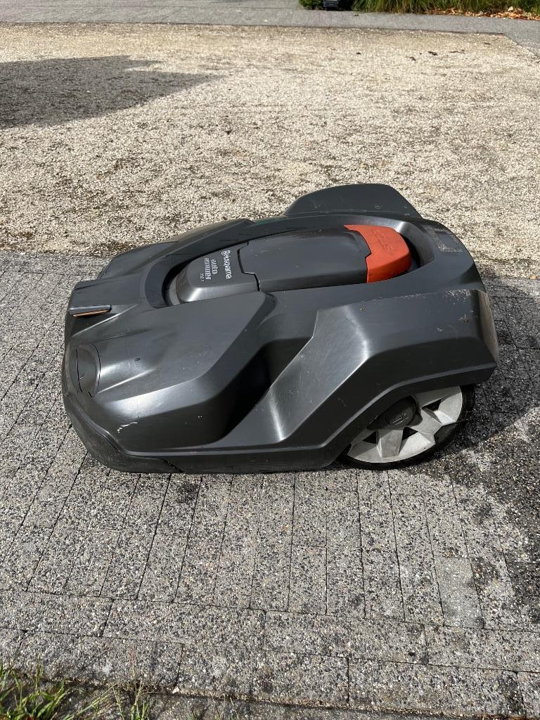 Robotmaaier Husqvarna 330X, Ophalen, Gebruikt, 20 tot 25 cm, Husqvarna