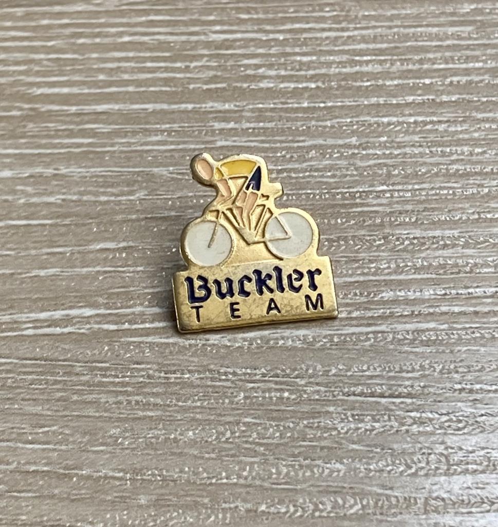 PIN - BUCKLER TEAM - BIER - BIÈRE - BEER - WIELRENNEN, Envoi, Utilisé, Marque, Insigne ou Pin's