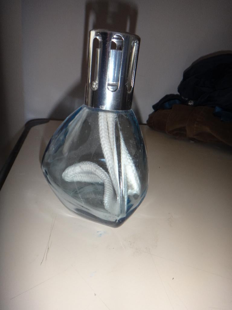 T.K. 2 lampe berger, 1 blauwe en 1 doorzichtige., Maison & Meubles, Accessoires pour la Maison | Bougeoirs & Bougies, Moins de 25 cm