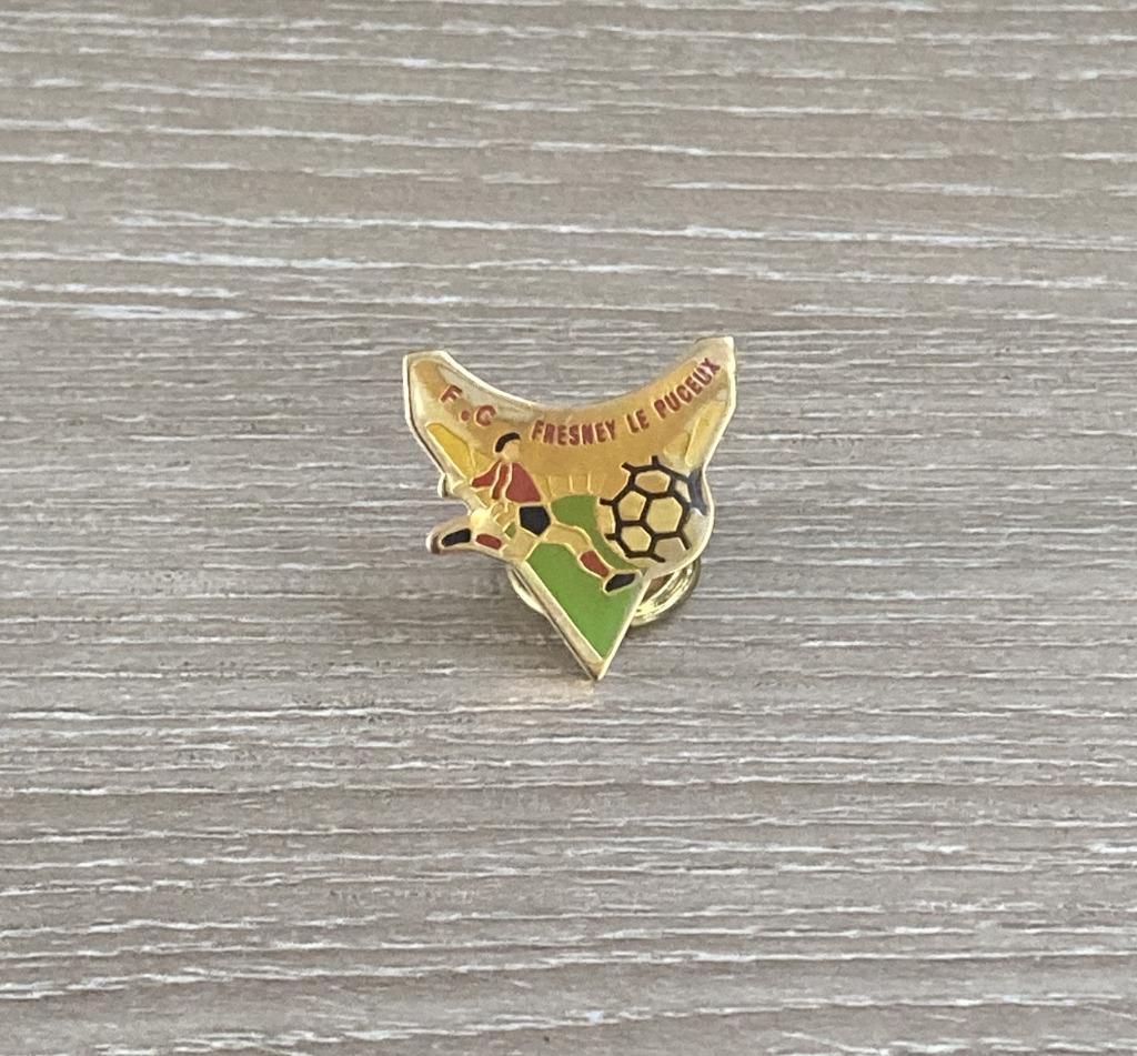 PIN - F.C. FRESNEY LE PUCEUX - FOOTBALL - VOETBAL, Verzamelen, Verzenden, Gebruikt, Sport, Speldje of Pin