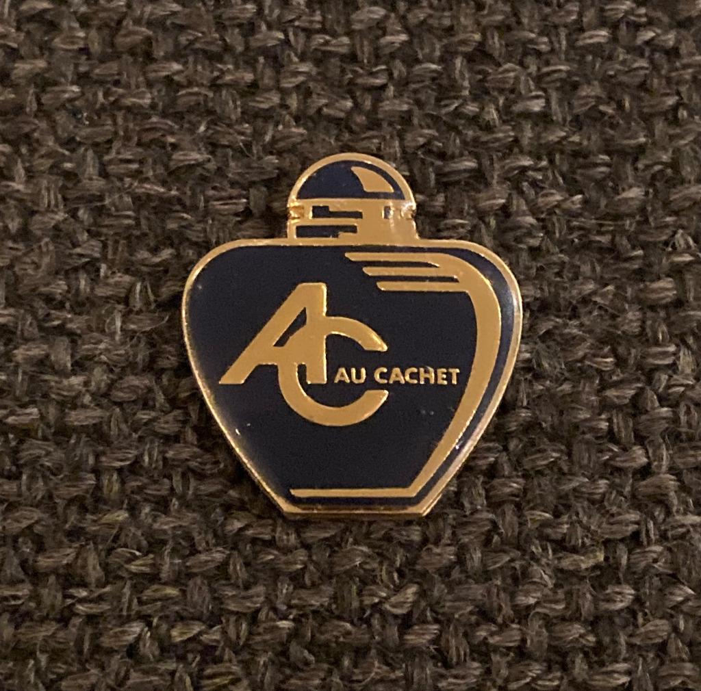 PIN - AU CACHET - PARFUM - PERFUME, Envoi, Utilisé, Marque, Insigne ou Pin's