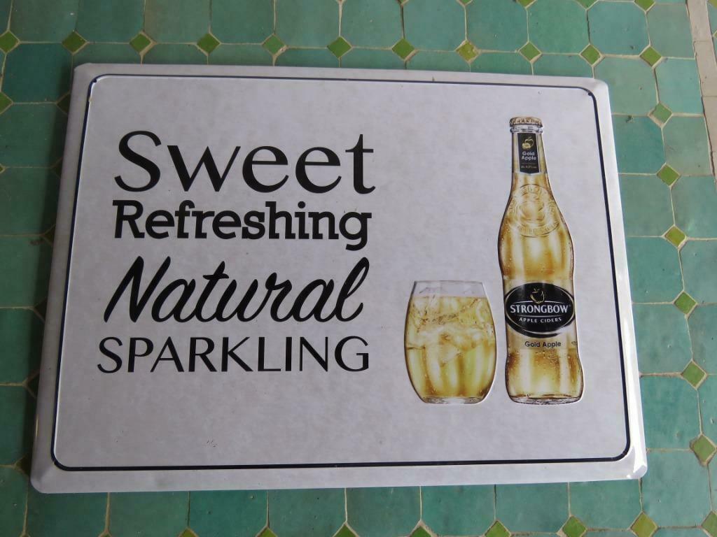 Panneau d'affichage en métal Strongbow, Enlèvement ou Envoi, Comme neuf, Panneau, Plaque ou Plaquette publicitaire, Autres marques