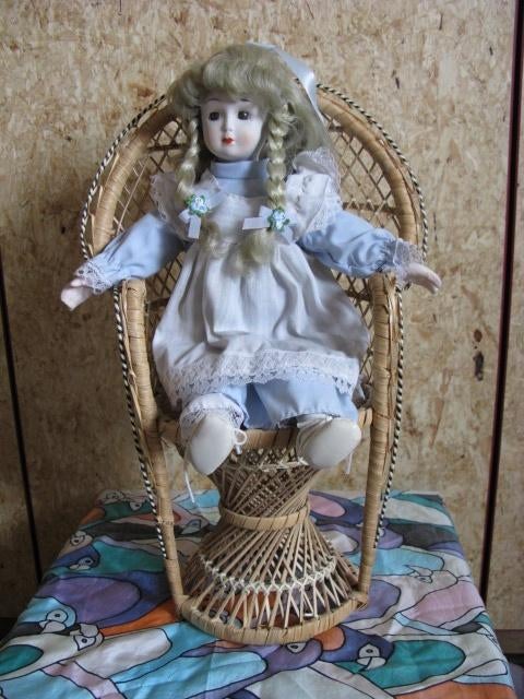 Poupée en porcelaine dans un fauteuil en osier, Ophalen, Gebruikt, Pop