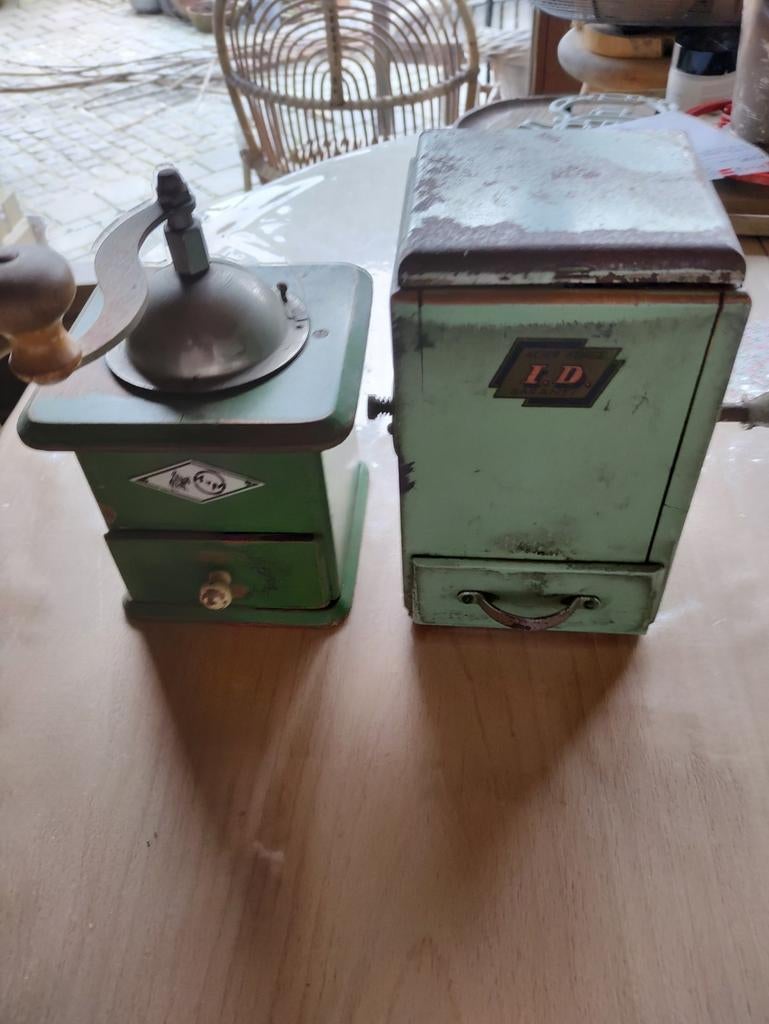 Set de 2 vieux moulins à café verts,, Antiquités & Art, Enlèvement