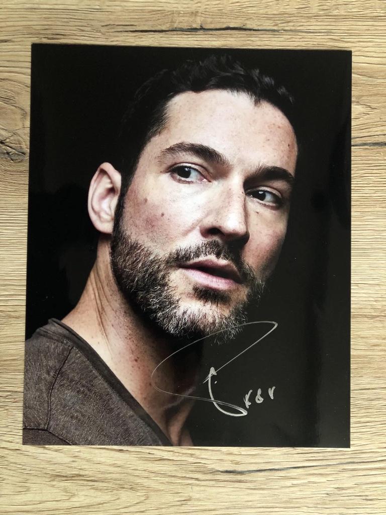 Autographe / dédicace Tom Ellis (Lucifer), Collections, Musique, Artistes & Célébrités, Enlèvement ou Envoi, Comme neuf, Photo ou Carte