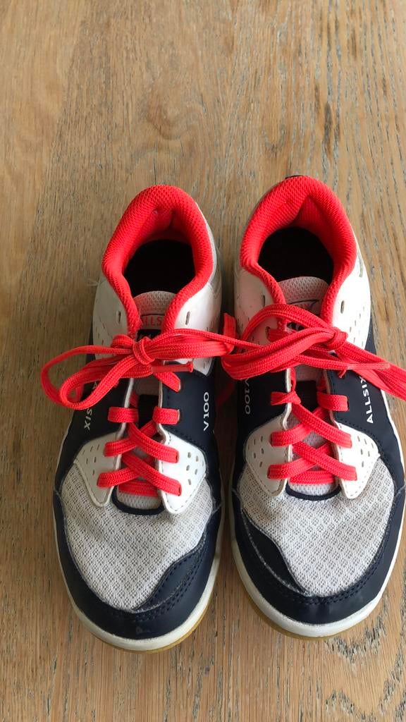 Volleybal schoen allsix v100 maat 34, Sport en Fitness, Volleybal, Ophalen of Verzenden, Zo goed als nieuw, Schoenen