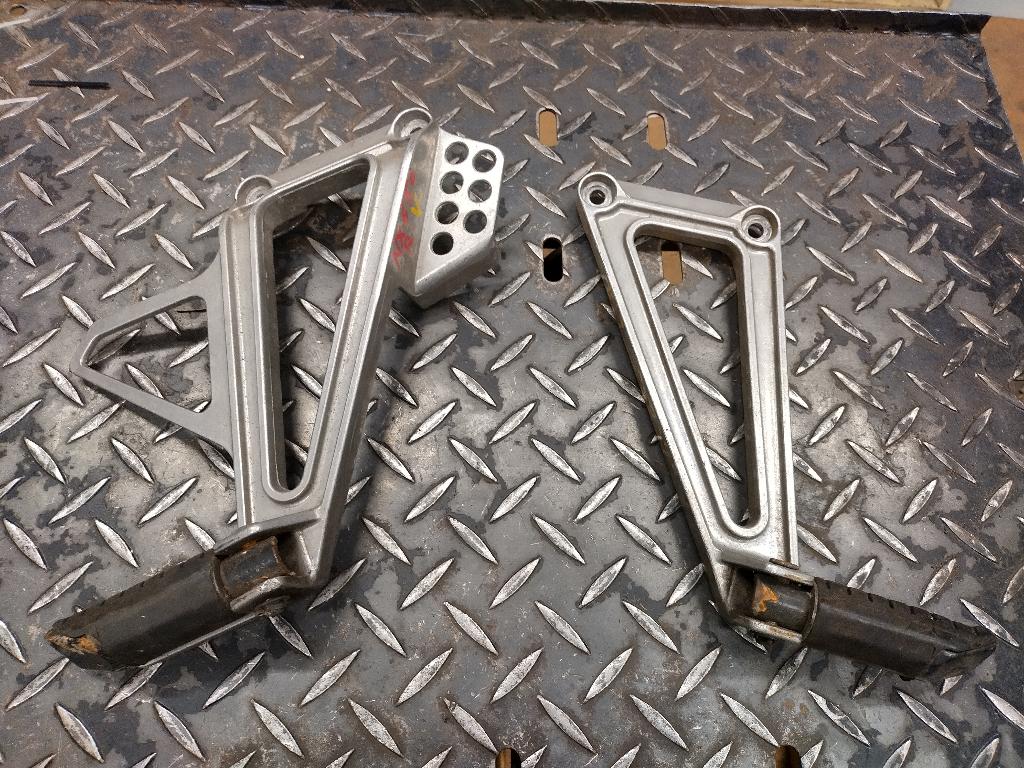 honda dominator 650 van '88-'91 voesteunen+ beugels achter, Enlèvement ou Envoi, Utilisé