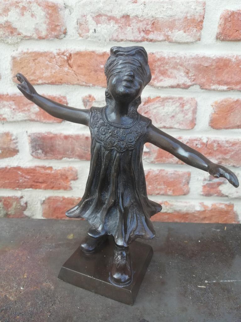 Bronzen beeldje geblinddoekt meisje., Ophalen of Verzenden