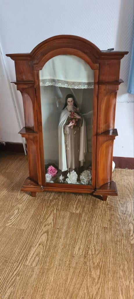Armoire ancienne en bois avec statue., Enlèvement
