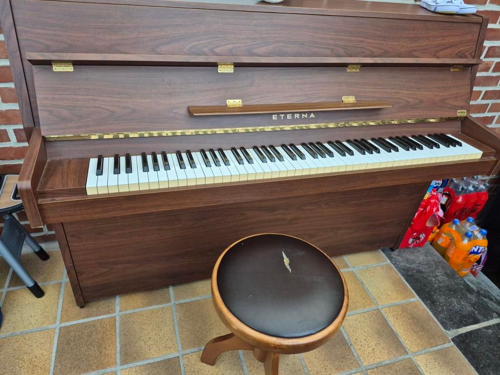 Piano droit brun Eterna 2 pédales, Musique & Instruments, Pianos, Enlèvement