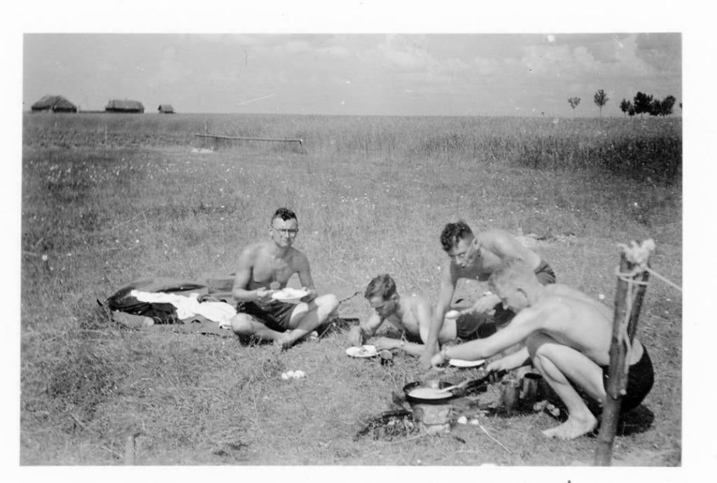 orig. foto - Wehrmacht soldaten bakken eitjes - Dubrowa WO2, Verzenden, Landmacht, Foto of Poster