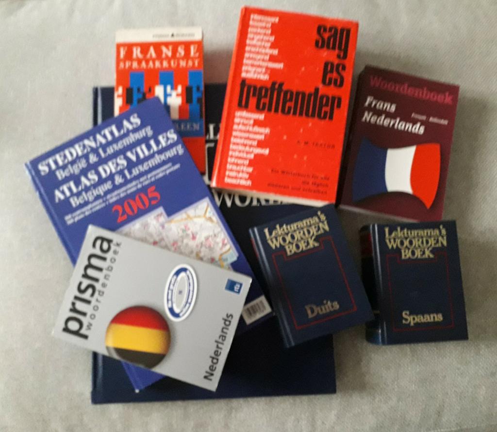 Ensemble de 8 dictionnaires et atlas, Livres, Dictionnaires, Comme neuf, Enlèvement ou Envoi