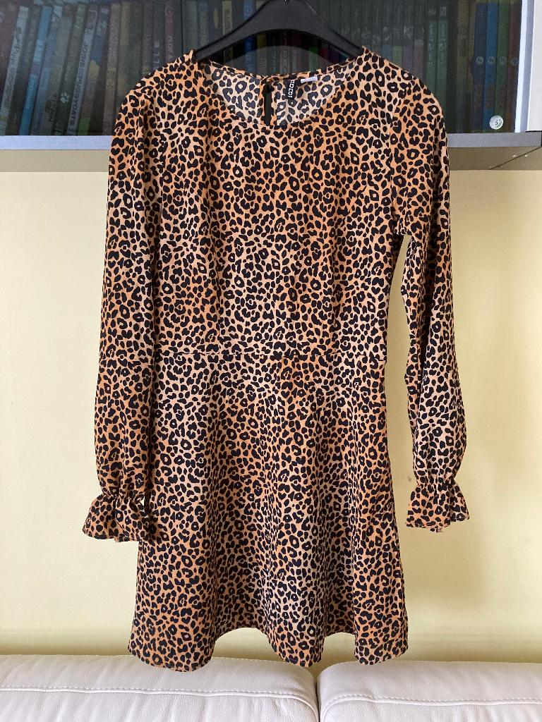 Kleedje mt38 tijgerprint prima staat., Kleding | Dames, Jurken, Ophalen, Zo goed als nieuw, Maat 38/40 (M)