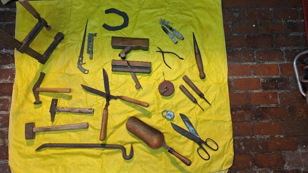 Lot d'anciens outils et accessoires de différents métiers, Enlèvement ou Envoi