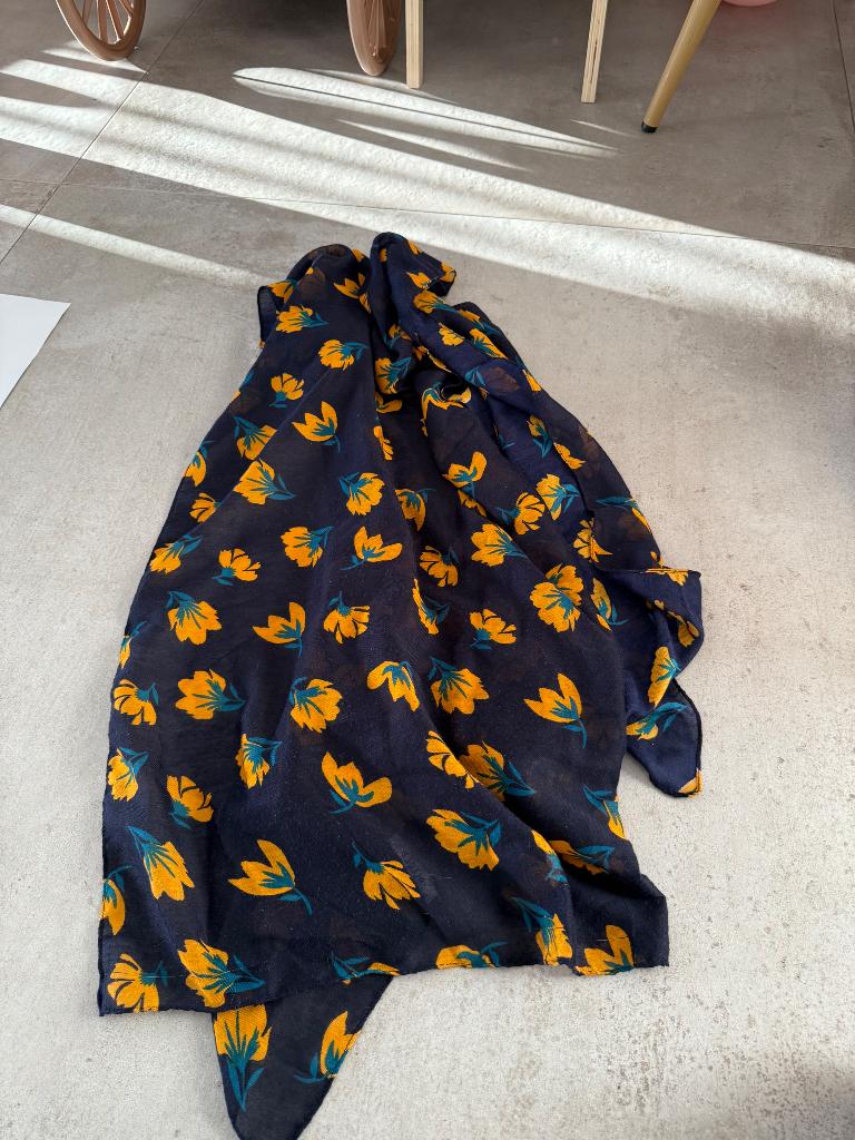 Foulard Pièces bleu à motifs fleurs, Pieces, Enlèvement ou Envoi, Porté, Pashmina