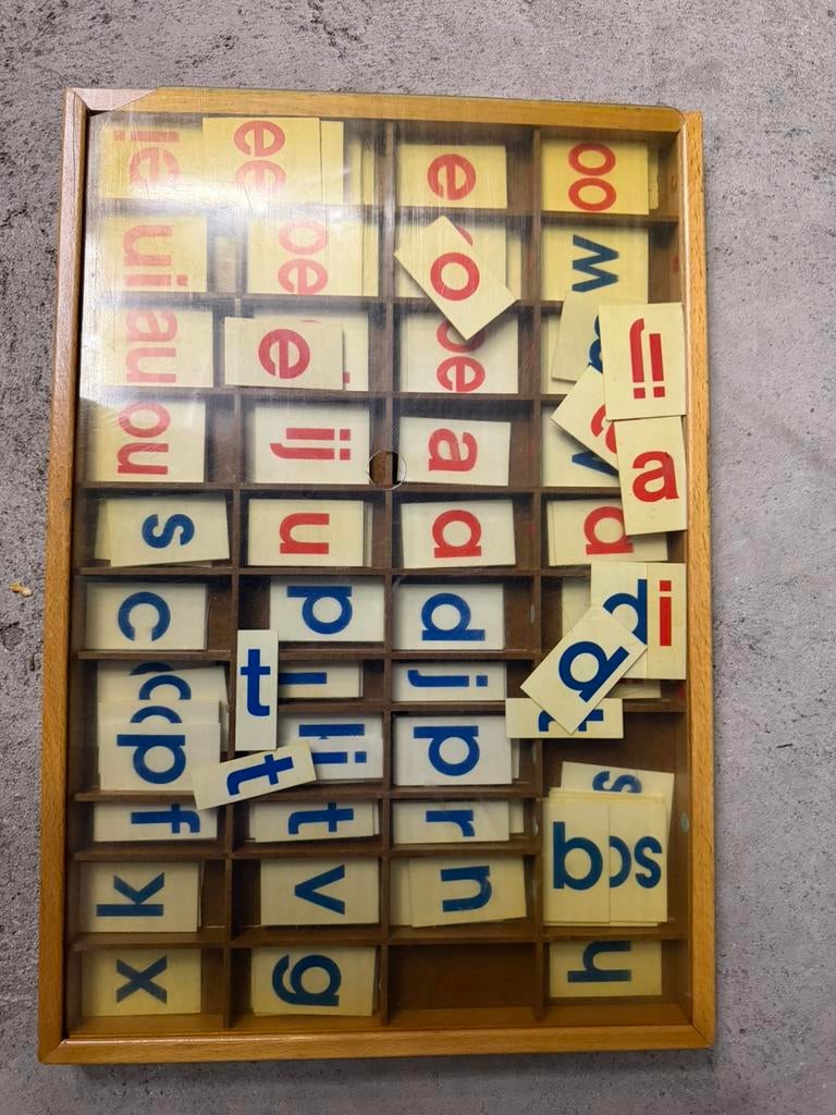 Alfabet met magnetische letters, Antiek en Kunst, Ophalen of Verzenden