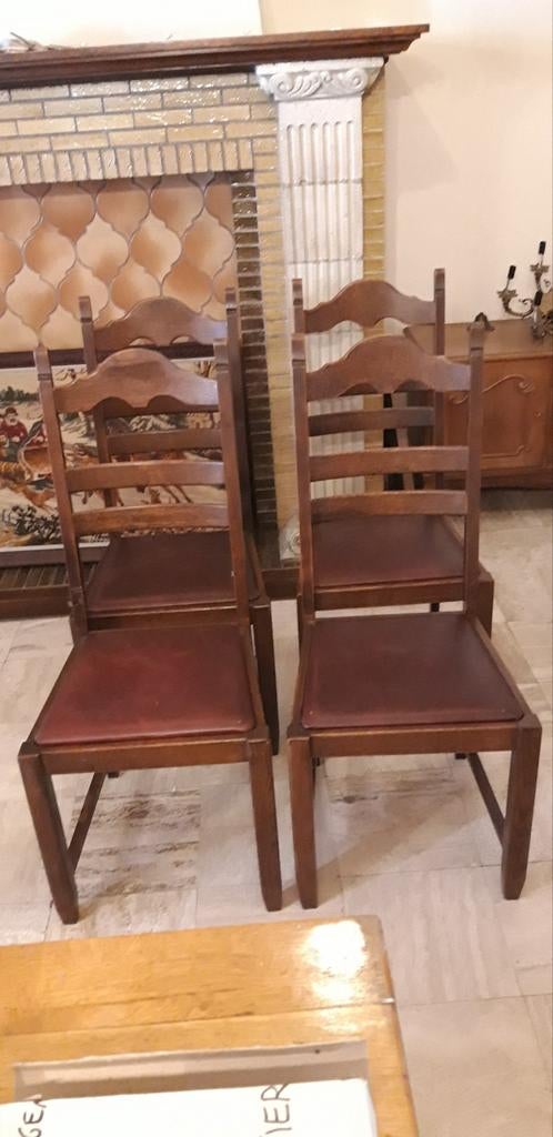 4 chaises en hêtre avec sièges en plastique rouge foncé, Antiquités & Art, Enlèvement