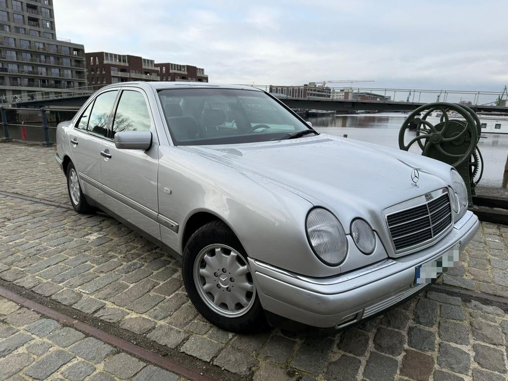 Unieke Mercedes Benz E200 benzine AUTOMAAT vele optie's, Autos, Mercedes-Benz, Classe E, ABS, Régulateur de distance, Airbags