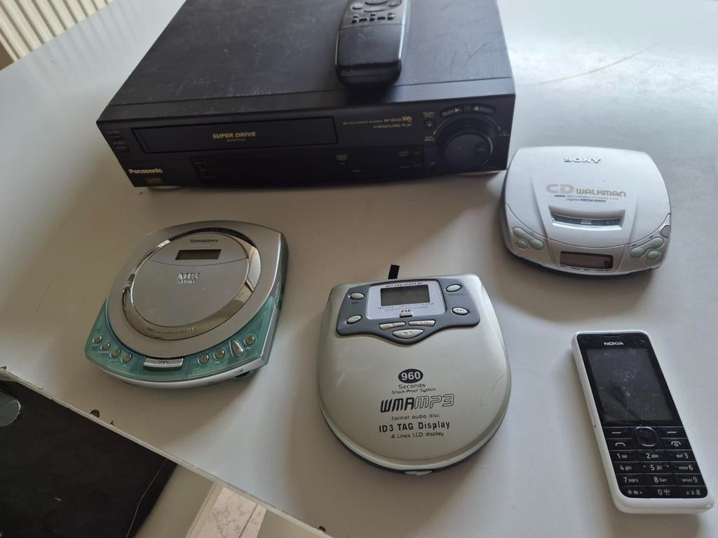 Panasonic vhs speler + discman cd spelers + nokia gsm, Audio, Tv en Foto, Ophalen of Verzenden, Discman