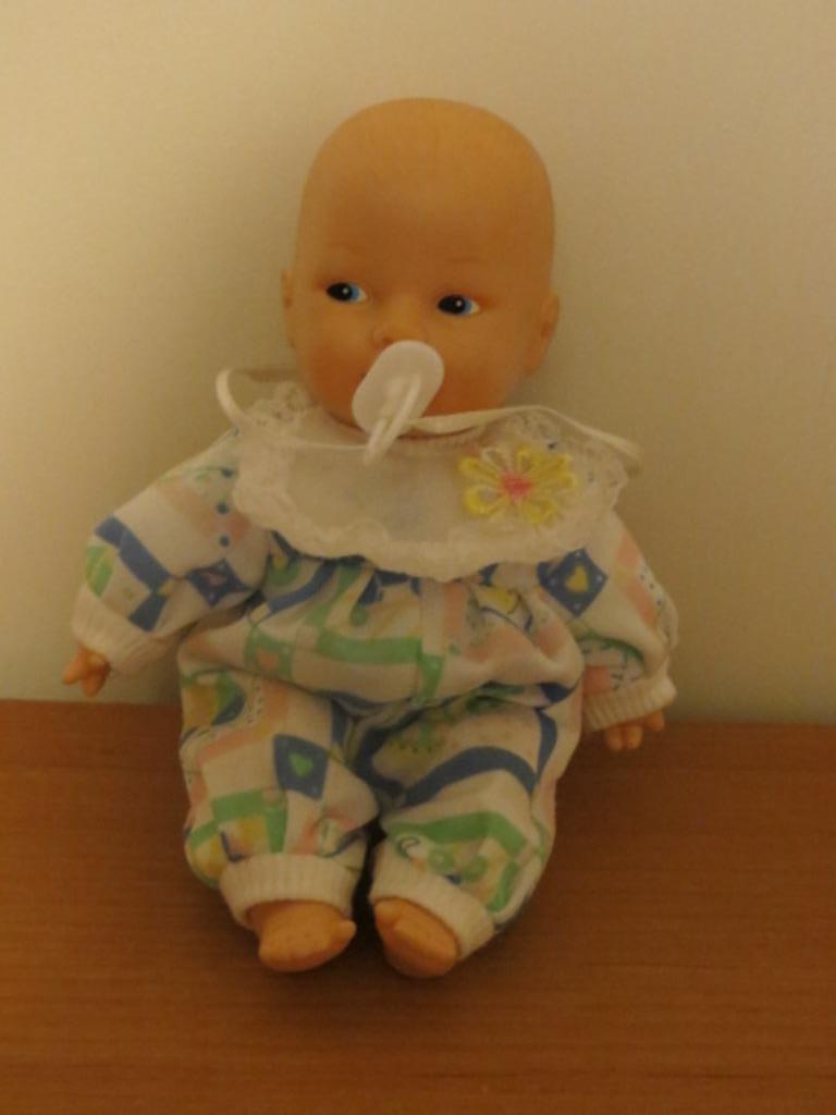 kleine pop met tutter / fopspeen - vintage - poppetje, Verzamelen, Ophalen of Verzenden, Gebruikt, Pop