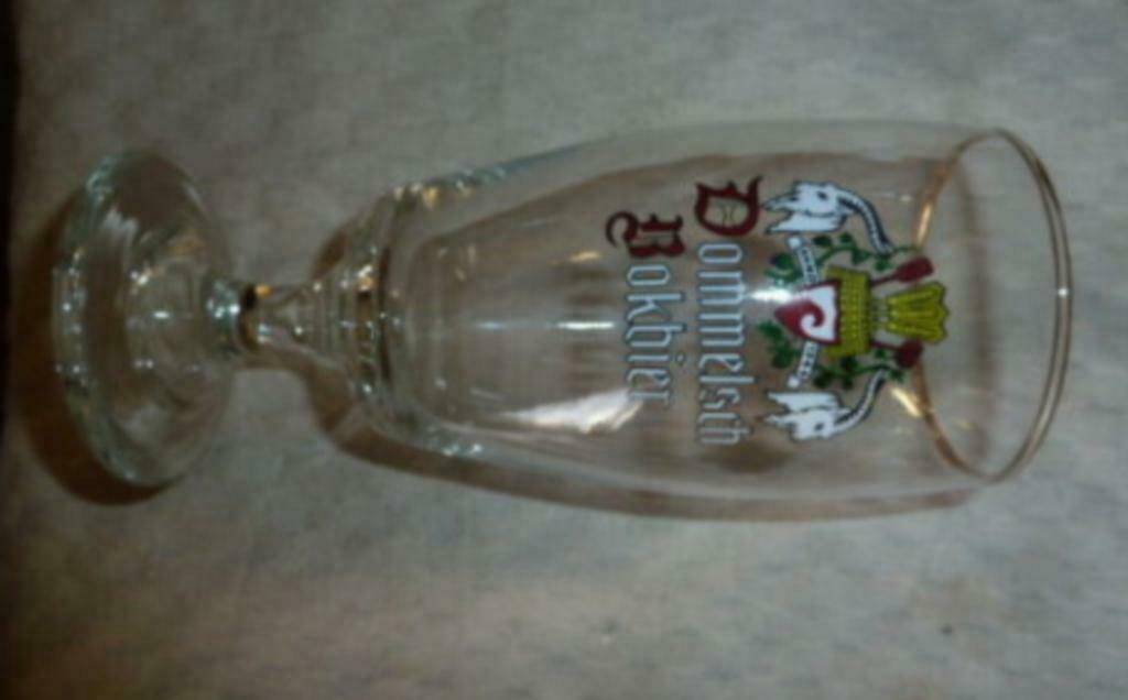 #C bier glas DOMMELSCH BOKBIER Anno 1744 " op voet ", Ophalen of Verzenden, Gebruikt, Bierglas