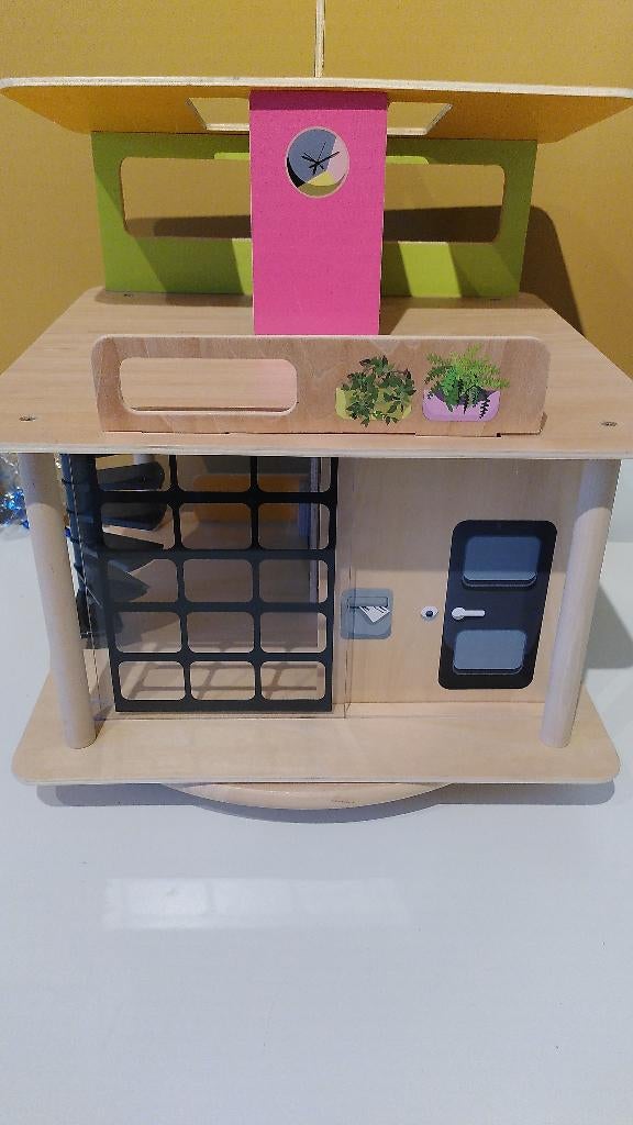 Poppenhuis (inclusief meubeltjes en figuurtjes), Ophalen, Zo goed als nieuw, Poppenhuis