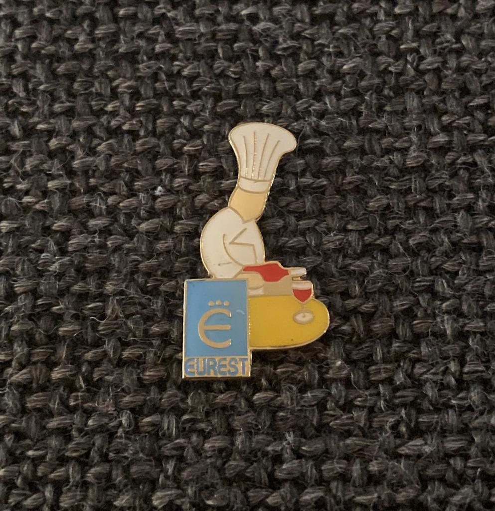 PIN - EUREST - FOOD - ALIMENTATION - VOEDING, Envoi, Utilisé, Autres sujets/thèmes, Insigne ou Pin's