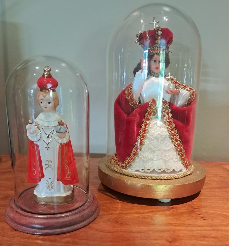 Kindje jezus van praag, met globe, 2 stuks, Antiek en Kunst, Ophalen of Verzenden