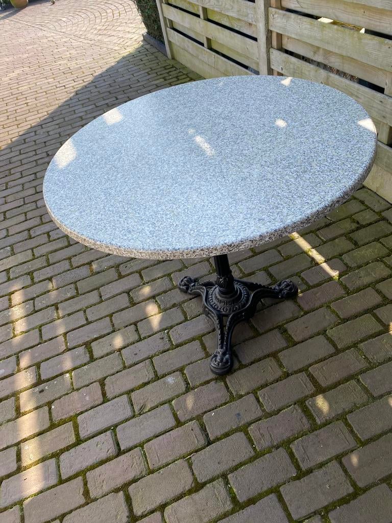 Gietijzeren  tafel met werzalit blad 90 doorsnee. 75 hoog., Ophalen