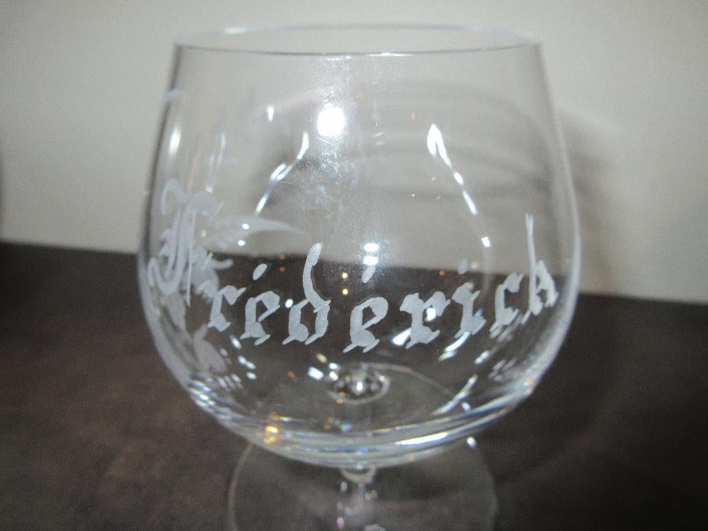 verre à cognac magnifiquement signé et nommé Frédérick, Enlèvement