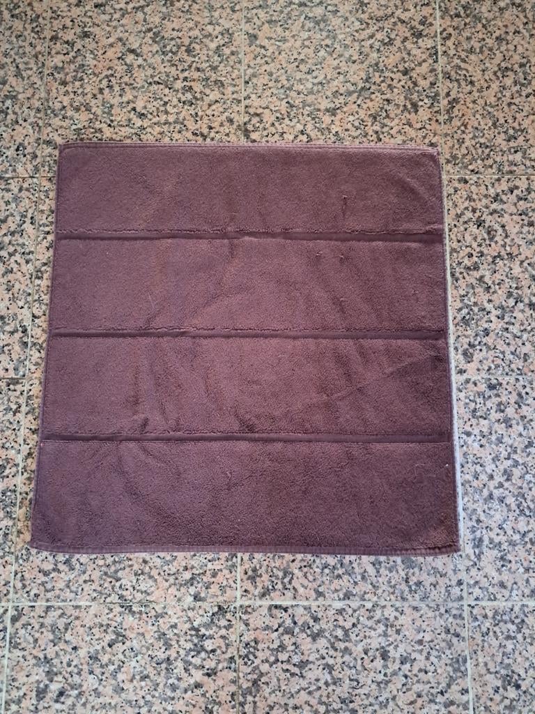aquanova wc/douchemat en 2 gastendoekjes in bordeaux, Huis en Inrichting, Badkamer | Badtextiel en Accessoires, Ophalen, Nieuw