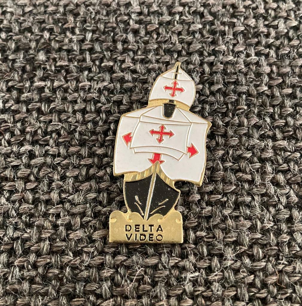 PIN - DELTA VIDEO - BATEAU - BOOT - ZEILBOOT - VOILIER, Envoi, Utilisé, Autres sujets/thèmes, Insigne ou Pin's