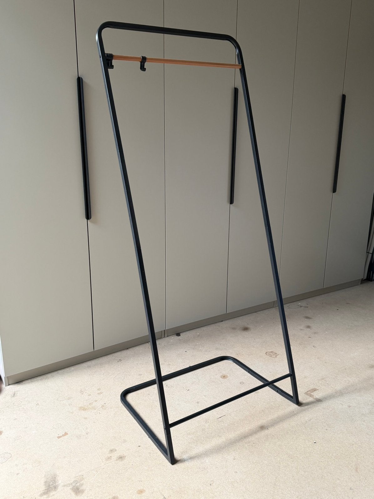 Zwart kledingrek met houten detail, Vêtements | Femmes, Enlèvement, Comme neuf
