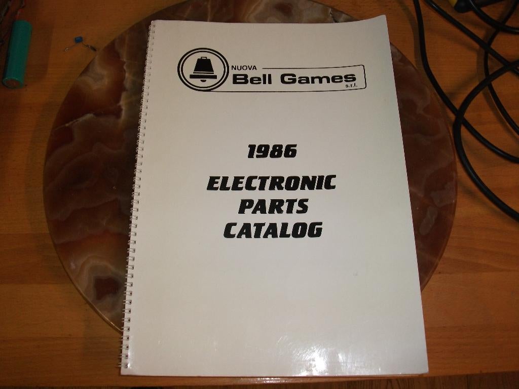 Nouveau catalogue de flippers Bell Games Année 1986., Collections, Machines | Flipper (jeu), Autres marques, Enlèvement ou Envoi