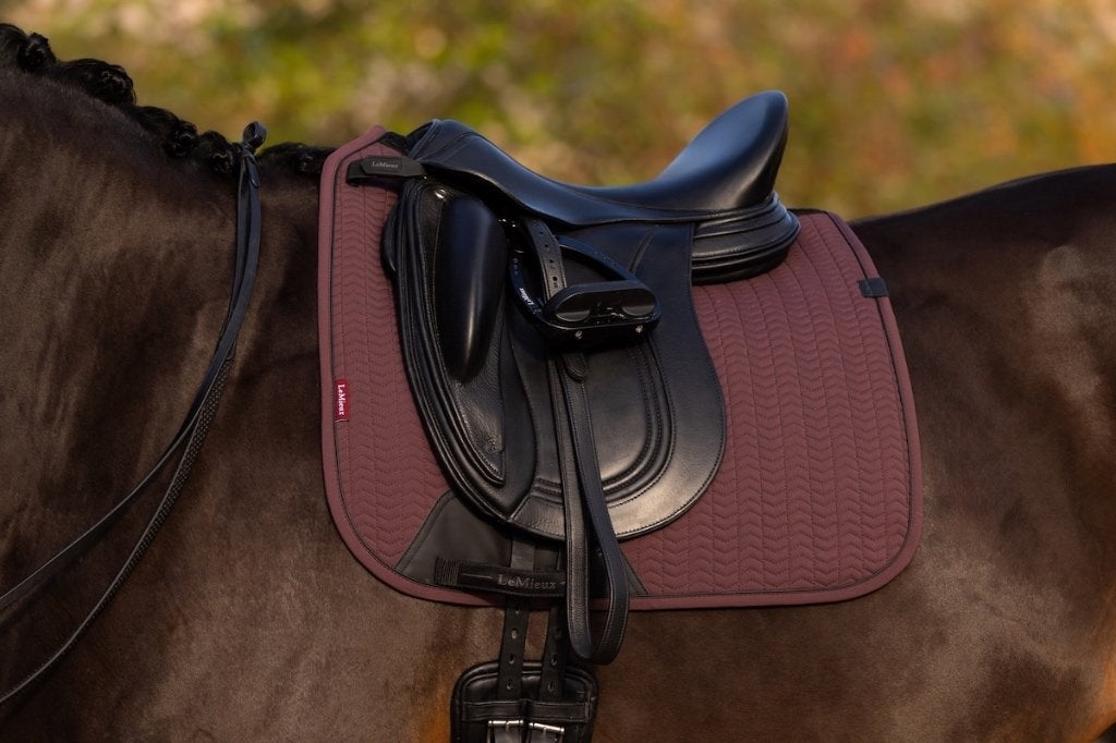 LeMieux Essence dressuur dekje Damson SALE!, Tapis de dressage, Enlèvement ou Envoi, Absorbant les chocs, Autres matériaux