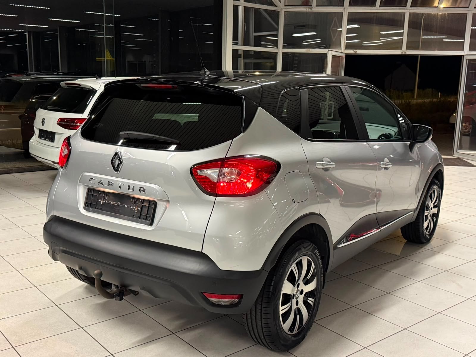 Renault Captur Limited 0.9i Essence 66kW Euro 6b, Autos, Argent ou Gris, Achat, 898 cm³, Euro 6