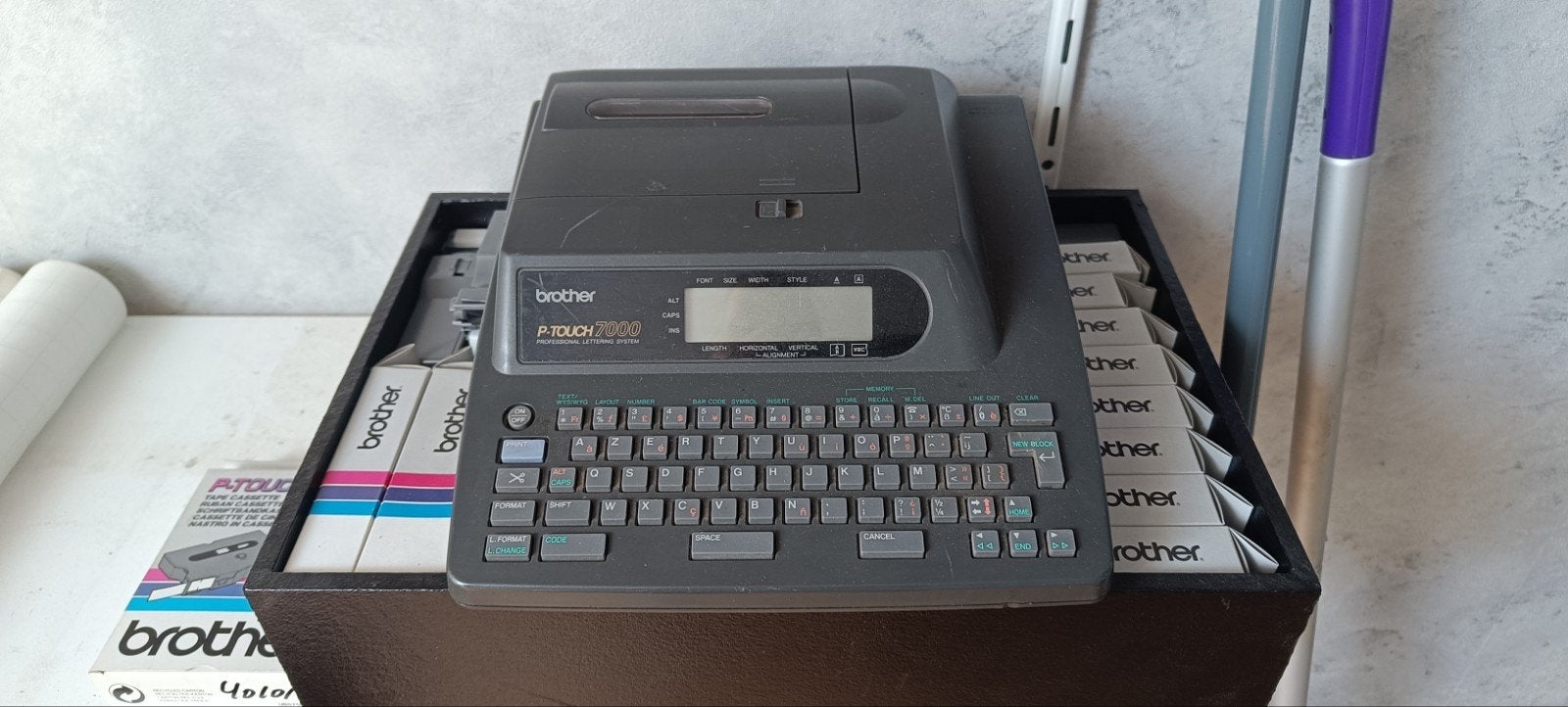 Brother P-touch label machine met vele labelcassettes, Informatique & Logiciels, Enlèvement, Utilisé, Étiquette en bande, Azerty