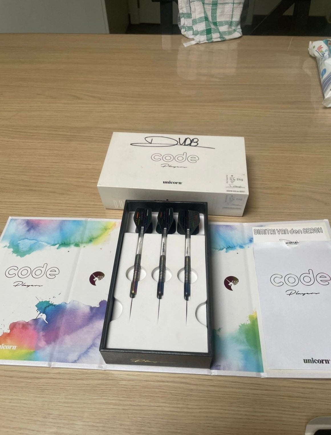 Dimitri van den bergh met handtekening nieuw te koop !, Sport en Fitness, Darts, Ophalen, Nieuw
